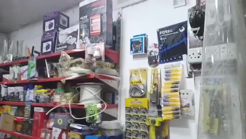 مواد انشائية وكهربائية للبيع +سبلت طن ونص +شاشة بلازما + كرسي جلد وميز صاج+ رفوف السعر مليونين قفلهن 
البيع بسبب الولد موظف تواصل على الرقم ***********
