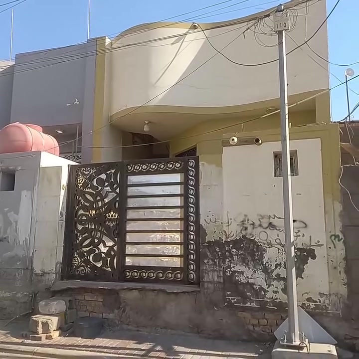بيت للببع حي الفرات مساحه ١٠٠ متر الواجه ٥ كونكريت طابقين يتكون ٢ غرف وصاله وستقبال ومطبخ الاستفسار ***********
