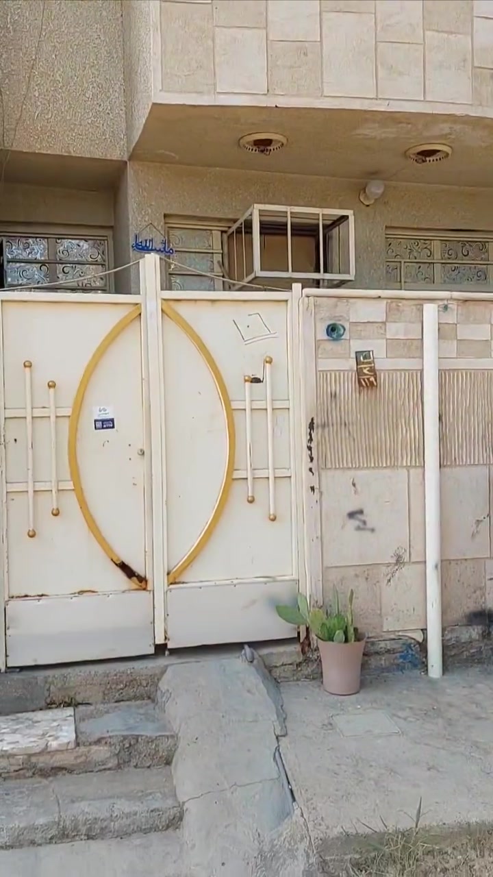 السلام عليكم دار للبيع مساحه ٧٠ متر مناصفه شارع عرض ٨ امتار مكان البيت شارع سعد ابو الجمله او صيدلية طوق الماس قبل جامع ابي الزهراء بفرع للاستفسار ***********

