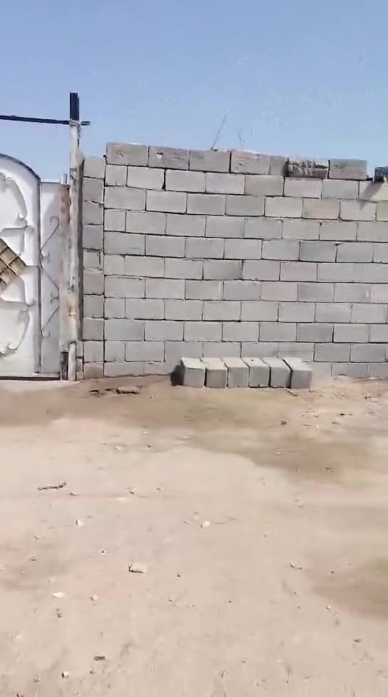 المساحه 250غرفتين وستقبال وصاله ومطبخ وحمام وتواليت السقف سندويج الارضيه كلهه سيراميك ماناقصه اي شي ماي بدون ماطوريصعد كهرباء جديده
