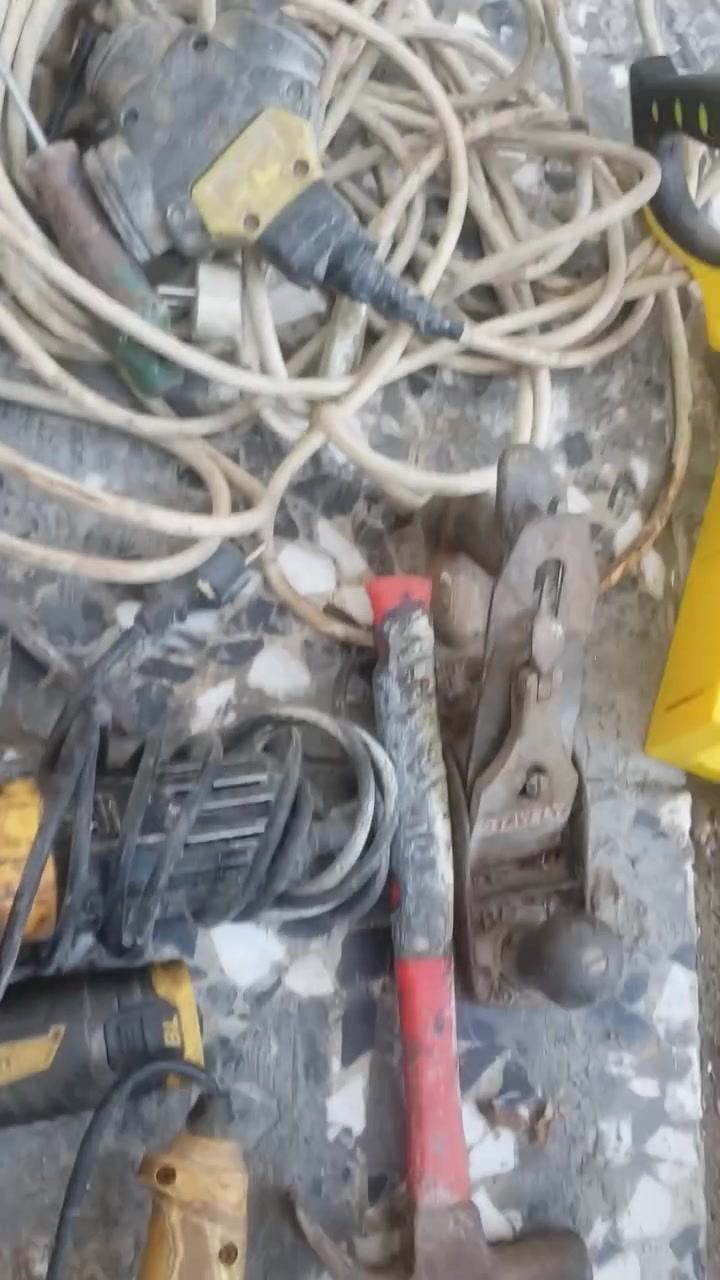 سلام عليكم عده نجاره للبيع كامله بدون ابي نقص ولكهربايات كلهن ماركه وسعرهن مناسب جدا 125 بغداد الكرخ هاتف *********** الريبون ستلي مال مواسسه
