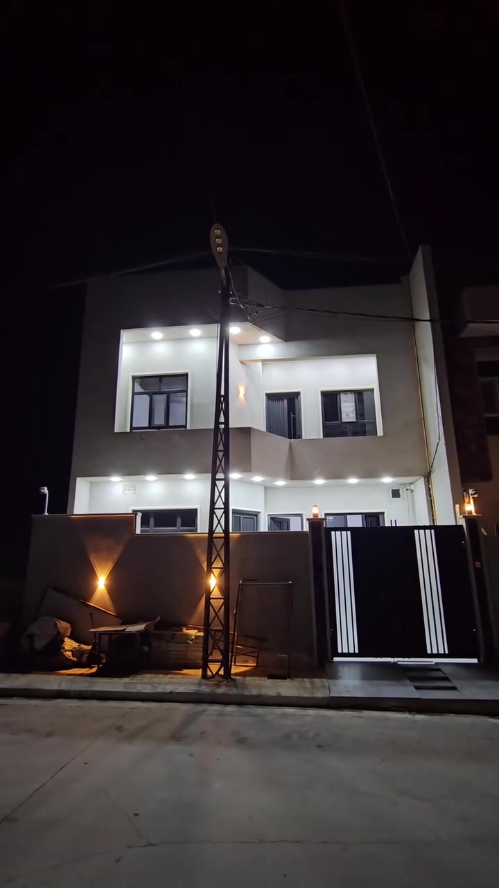 🛑 عروض مكتب الاستثمار للعقار   🏢 

🛑 دار للبيع في مزارع زيونه المقابله لحي الفلاح الثانيه جمعية 
      الرعايه الاجتماعيه .

🛑 مساحة الدار ( 144 ) متر بناء حديث طابقين  

🛑 مساحة الواجهه  ( 8.35 ) متر .

🛑 اتجاه الدار جنوب ( قبله ) 

🛑 سند الدار جمعية ومعاملة البلديه مسلم فيها كرت .

🛑 الطابق الاول يتكون من :
      كراج + استقبال + هول داخلي + غرفة نوم عدد ( 2 ) + مطبخ  
      + صحيات داخل الدار و خارجه + مناور اناره .

🛑 الطابق الثاني يتكون من :
      هول داخلي + غرف نوم عدد ( 3 ) + مطبخ + صحيات + بيتونه . 

⛔️ ملاحظة  : نقص في الدار سقوف ثانويه و ابواب للغرف فقط .

🛑 للاستفسار عن السعر وباقي التفاصيل اكثر الاتصال على الأرقام 
      التاليه او مراجعة المكتب في مزارع زيونه :

      ***********        /        ***********

🛑 اضغط على زر المتابعه ليصلك كل ما هو جديد من عروضنا  .

🛑 عنوان المكتب الموصل /  مزارع زيونه المقابله لحي الفلاح الثانيه 
      قرب مولدة مزارع زيونه .

🛑 نستقبل كافة عروضكم التجاريه والسكنيه والزراعيه والجمعيات .
