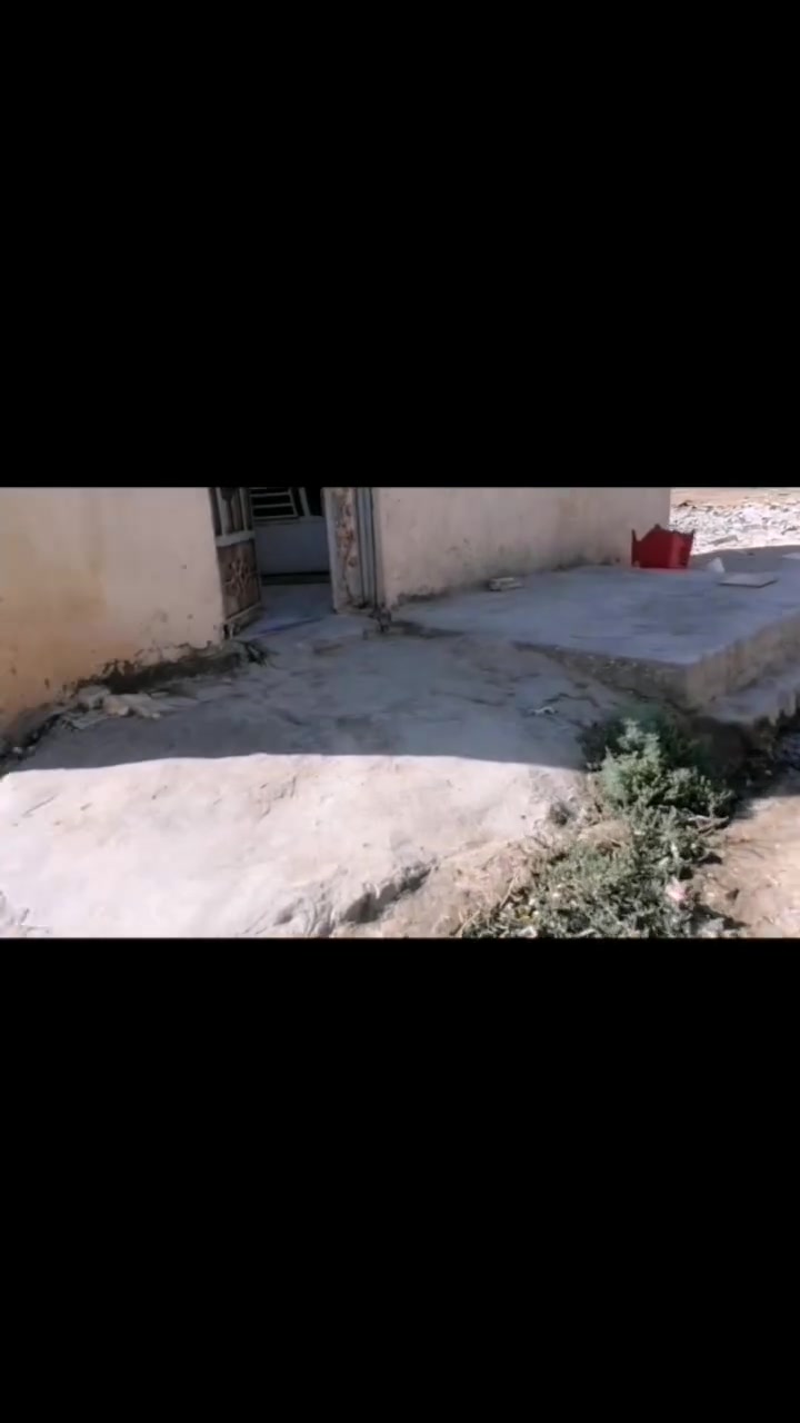 السلام عليكم بيت للبيع مساحته ١٤٠ متر بي وصل تطويب من البلدية سعره ٦٠ وبي مجال منطقه الصخيين من تعبر جسر الحولي يم صيدليه اليقين محتويات البيت غرفتين وصاله ومطبخ وديون منور حمام داخلي تواليت خارجي بيت مرتب بناءا جديد   رقم الهاتف *********** بي واتساب
