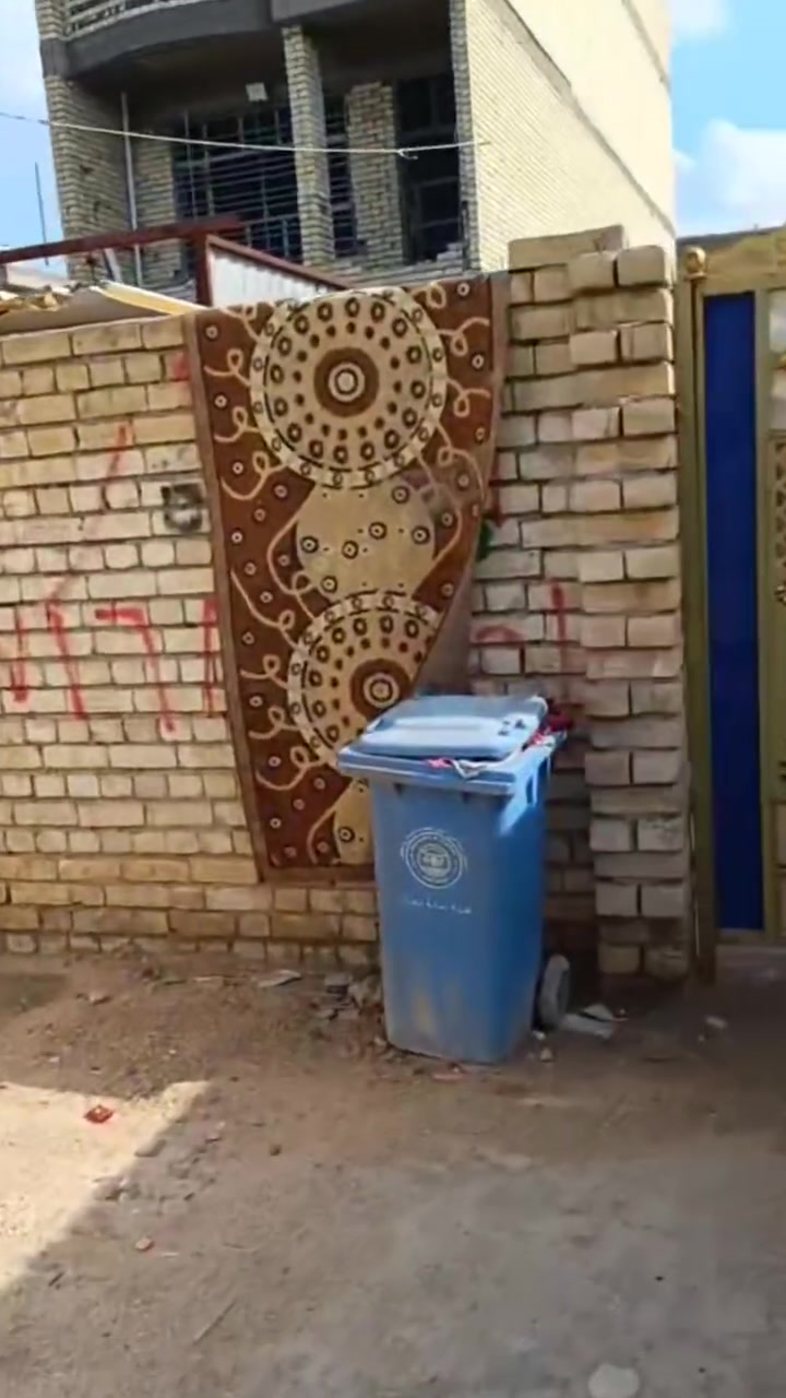 السلام عليكم  دار للبيع مساحة ١٧٠ متر بناء ١٠٠ متر طابق واحد تشجير ٧٠ متر ع شارع عام قرب ملعب بسام 
واتساب ***********
