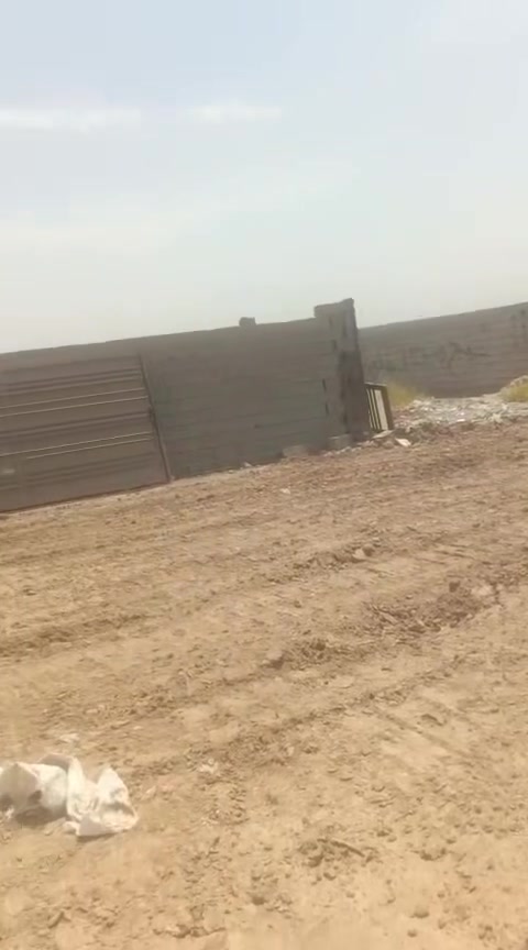 قطعة ارض مساحتها مذكورة
عنوانها سريع الدورة الجديد مقابل حي اسيا 
طابو زراعي سند 25
2500 متر دونم يعني 
واجهة 35 متر 
***********
سعرها 450 مليون
