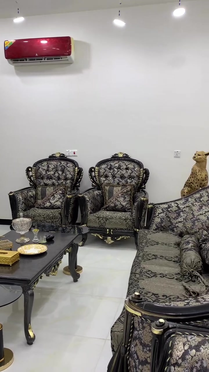 للبيع 
٦ قطع
 كراسي ٤ وقنفات ثنين كبار
و ١٢ قطعه مقاعد
وطبله وسطية كبيره مع القنفات
والكعده مالت القنفات بيها وجهين 
جديد مابي اي شخط او اي شي 
اخذته ب ثلاثه و٥٠٠ واريده ب مليونين و ٥٠٠ 

الطبلات ال ٤ صغار أخذتهم وحدهم وأبيعهم ويه الطخم او بدونه عادي أخذتهم ب ٢٤٠ وأريدهم ب٢٠٠ 
للاستفسار اكثر ولي حاب يزورنا اهلا ***********
