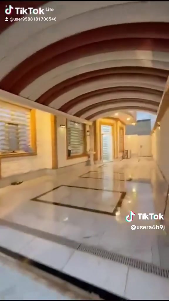 سلام عليكم يوجد الدينا بيت مساحة 325متر حي العباس شارع المحمديه باقي التفاصيل اتصال ***********

