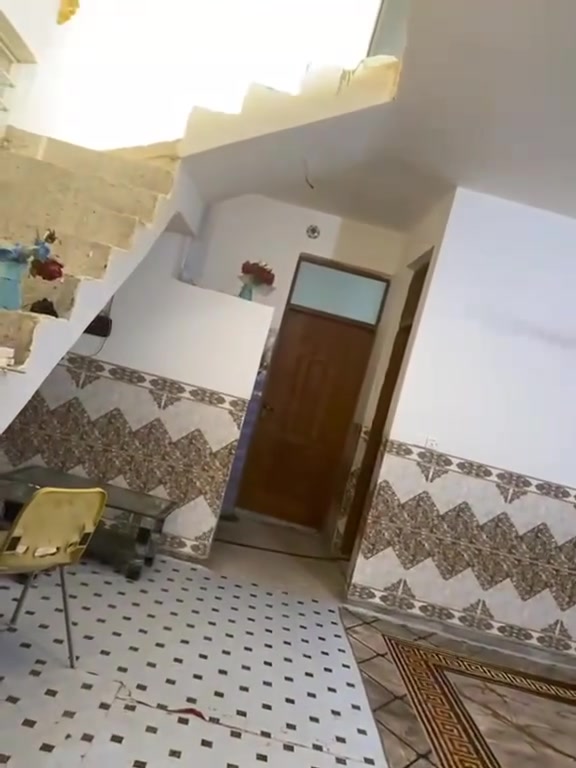 دار للبيع مساحه 200
غرفتين وهول داخلي ٧ في ٤ متر واستقبال 
وبيتونه 
* ومطبخ ما مسرمك حتى يكون حسب ذوق المشتري تصميم المطبخ و السيراميك و ينفع مطبخ حار وبارد

الموقع سبعه نيسان/خلف مدرسة الاحنف الابتدائيه 

للتواصل على هذا الرقم ***********

