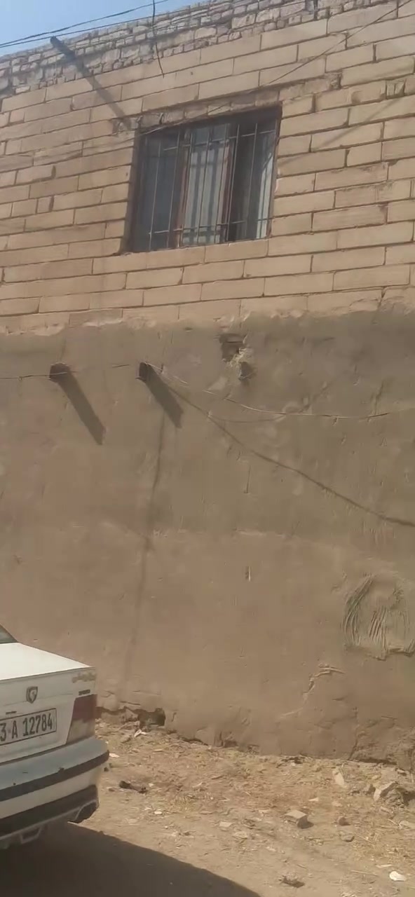 سلام عليكم بيت للبيع طابو صرف مساحته ميه متر قاطينين لمكان حي الوحده عل ربع سايدات  سعر(65)وبي مجال***********
