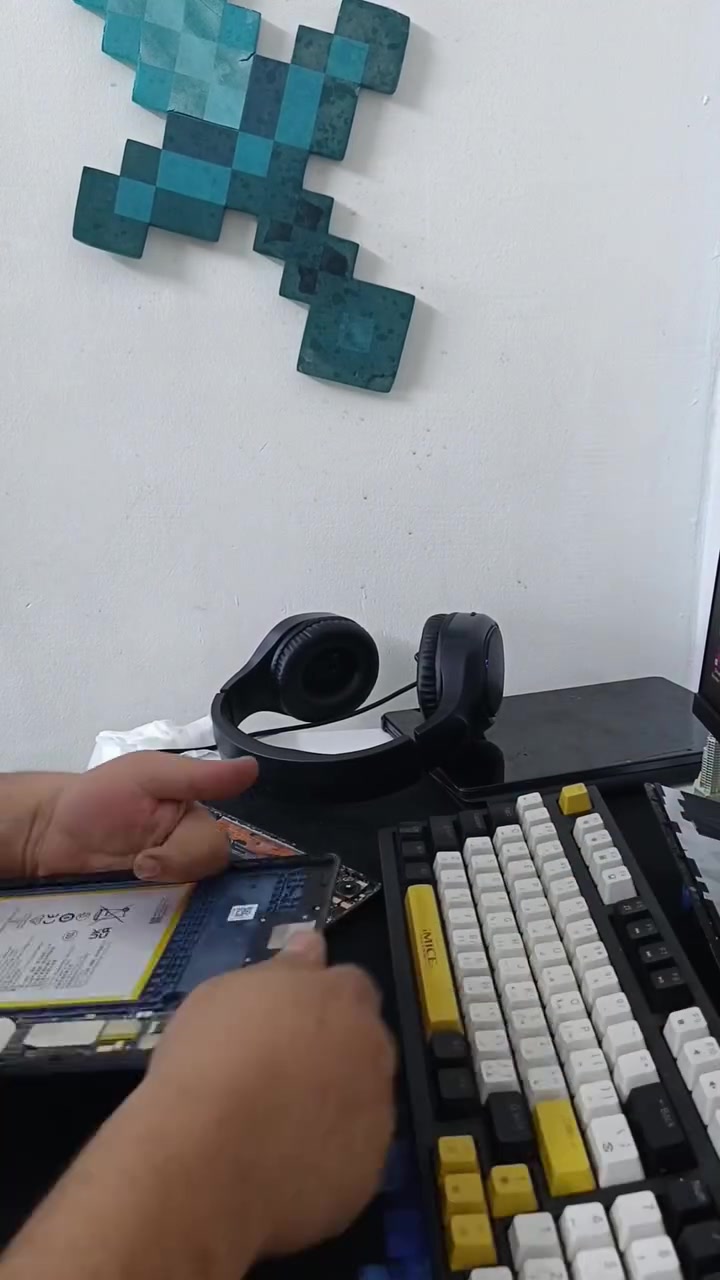 حلول لمشاكل هواتفكم في بسمّاية!
تعبان من مشاكل موبايلك؟
صاير يعلّك، يطفي، أو الشاشة مكسورة؟
سوفتوير أو هاردوير؟ لا تشيل هم، ولا تدوخ نفسك!
​خدماتنا:
​خدمة التوصيل: مرتاح بالبيت؟ تدلل.. نمرلك نستلم الجهاز من باب شقتك ونرجعه الك مصلح وجاهز.
​زيارتك النا: إذا تحب تجينا، نتشرف بيك بـ شقة (A213/401).
​للتواصل والاستفسار:
​📞 *********** واتساب فقط 
​📞 ***********
https://www.tiktok.com/@jaafar.ahmed860?_r=1&_t=ZS-974f1BrXcWK
