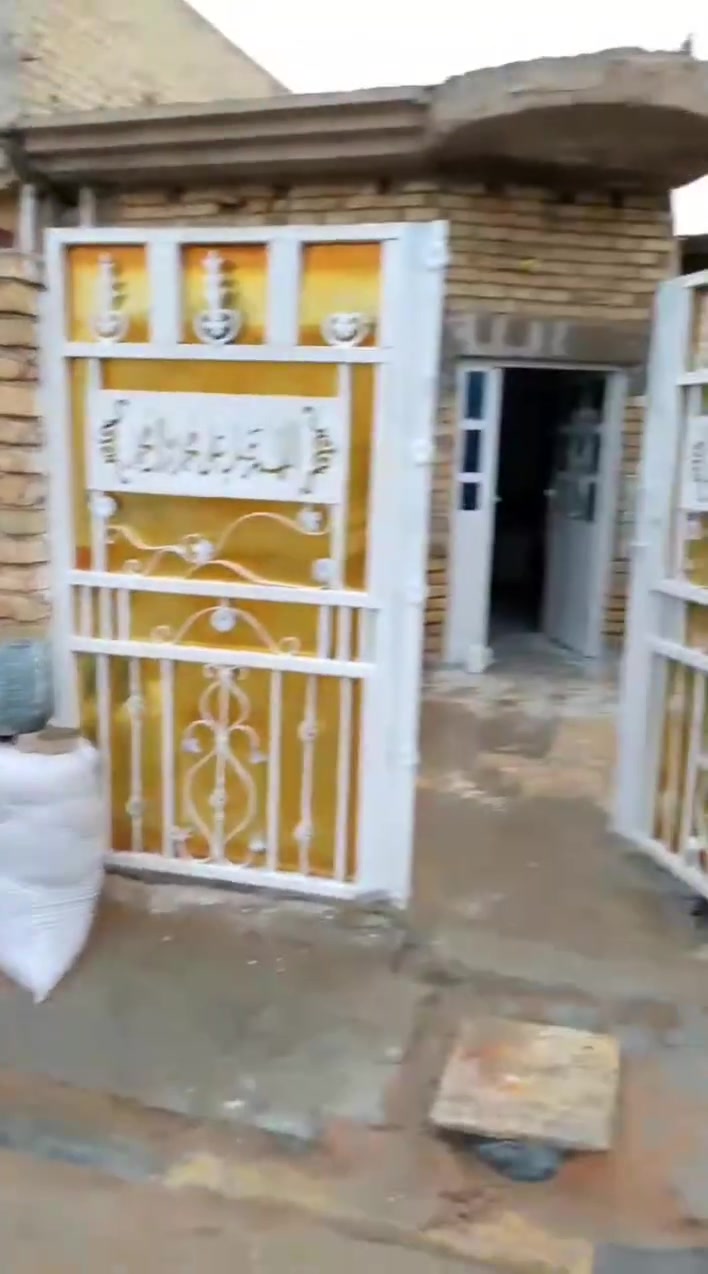 بيت البيع ١٠٠متر خلف حسينية الزهراء ثاني فرع طابق واحد يحتاجله ستار لبيت مصبوغ تصوير قبل صبغ سعر٤٢
***********
