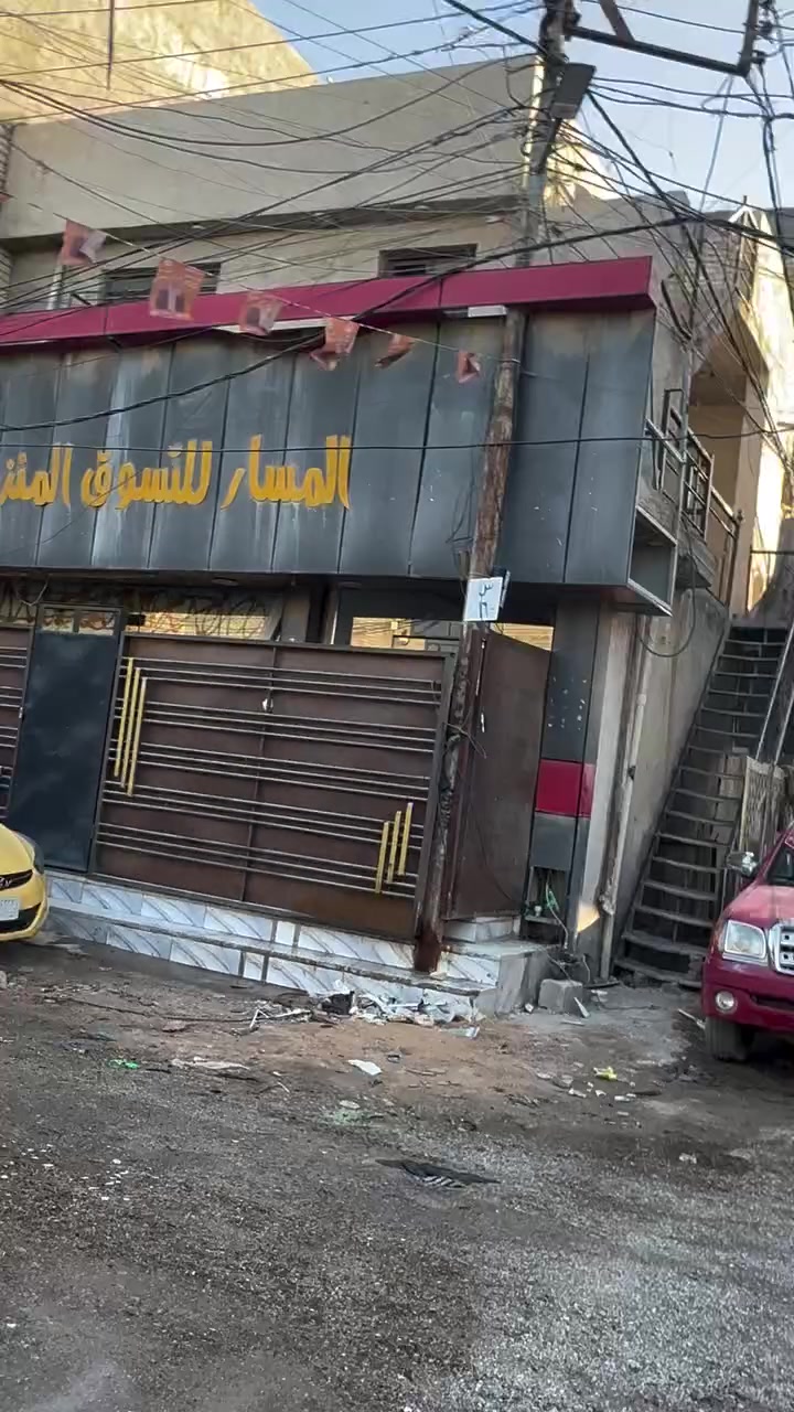 شقة ارضية للايجار تصلح محلين ويصير بيهن مشروع
وتصلح سكن للعمال او للطلبة 
بيهة خدمات وموقعهة زين وشارع شامل كل الخدمات 

اني صاحب البناية ومابيهة دلالية (السعر ٣٠٠ الف) 
***********
