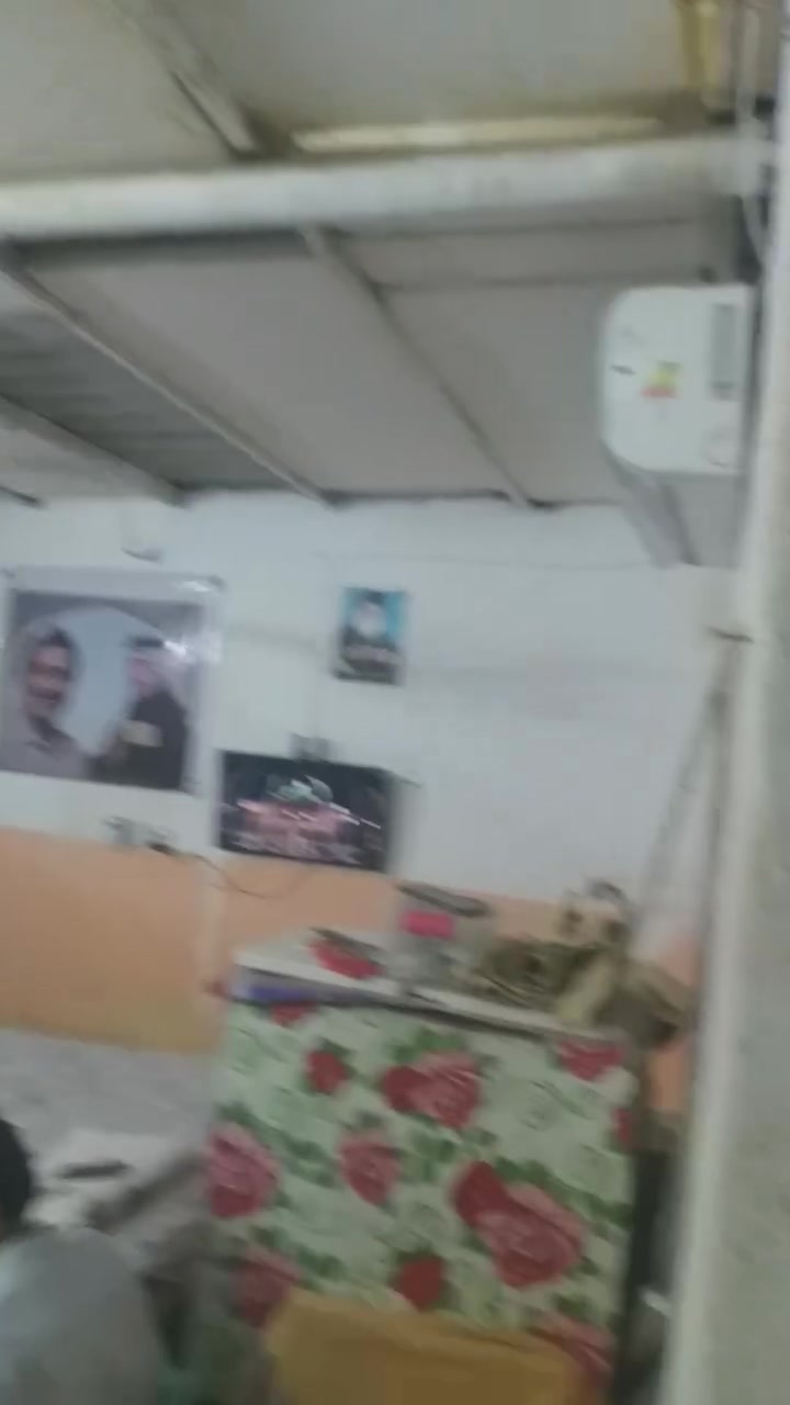 بيت حواسم بحي العسكري قرب بانزيل خانه بيت جبير غرفتين وصاله وستقبال بنيان فرمستون مو بلوك وساس طابوك سعره ١٢ وبيه مجال شراي يخابر هذا رقم ابو بيت انا مكلف بنشر ***********
