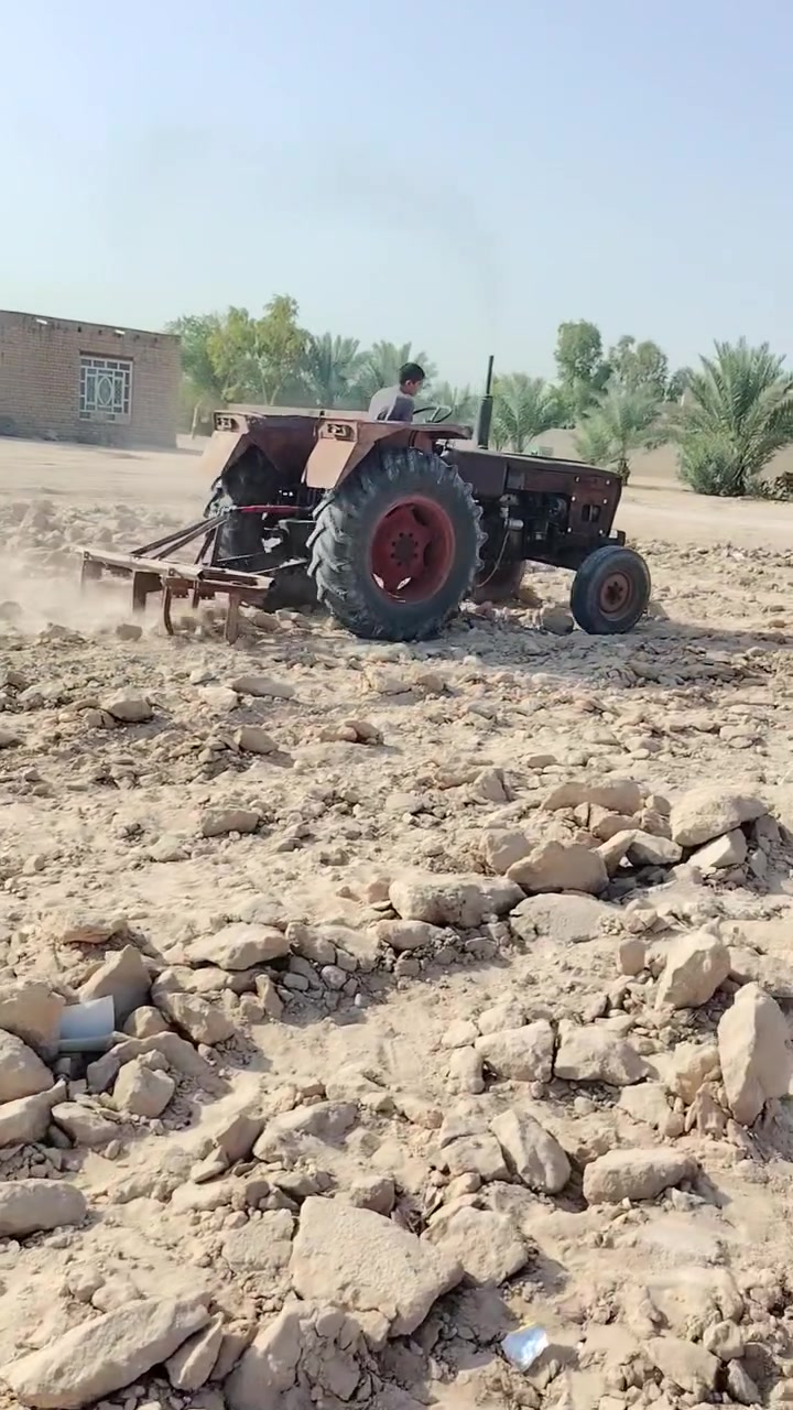 السلام عليكم عنتر للبيع موديل 81 ارقام انكليزي وسنويه بسمي لل 2031 مداور ثاني يوم مكينه ماناقصها اي شي جاهزه للعمل السعر 5250 وبها مجال المكان طريق كربلاء نجف للاستفسار الاتصال على الرقم ***********
