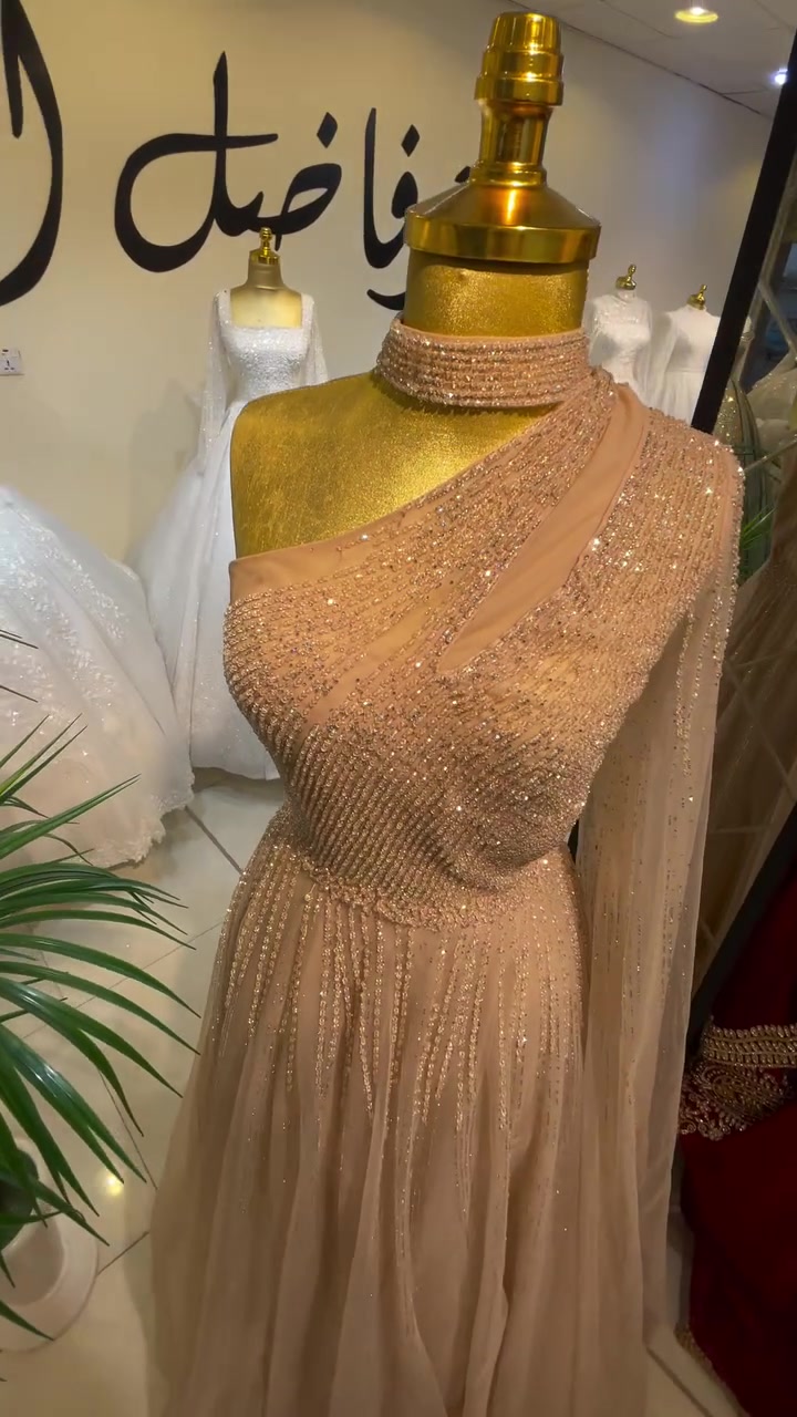 أهلاً بكِ في عالم الأناقة والذوق والجمال ✨
​مبارك ليلتكِ المميّزة 🤍
لأنكِ تستحقين الإطلالة الأجمل، نسعد بخدمتكِ وربطكِ بفريقنا
​📍 أفرعنا:
​فرع الكاظمية: عمارة البياع - الطابق الأرضي
​فرع المنصور: شارع الرواد - مقابل مول المنصور
​فرع المحمودية: قرب عمارة الخضيري - مقابل مجمع الزريف التجاري
​⏰ أوقات العمل:
​يومياً من الساعة 9:00 صباحاً حتى 8:00 مساءً (كل أيام الأسبوع).
​💬 للحجز والاستفسار:
يرجى إرسال تاريخ المناسبة 📅، وسيقوم فريقنا بالرد عليكِم
​#طلة_الملكات #عروس_الأناقة #ليلة_العمر_تكتمل #فساتين #زفاف
