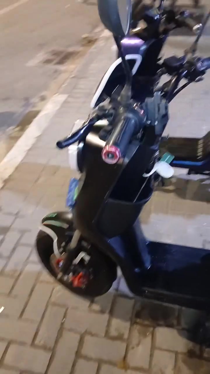 السلام عليكم R9 موديل 24 ما ماشيه شرط جديد ٥٠٠٠ الف فقط 
البطاريات ونلي الأصلي بعدها بجيس الوكيل حته وصلها موجود السعر ٤٠٠ مكاني البصرة الحيانيه ***********
