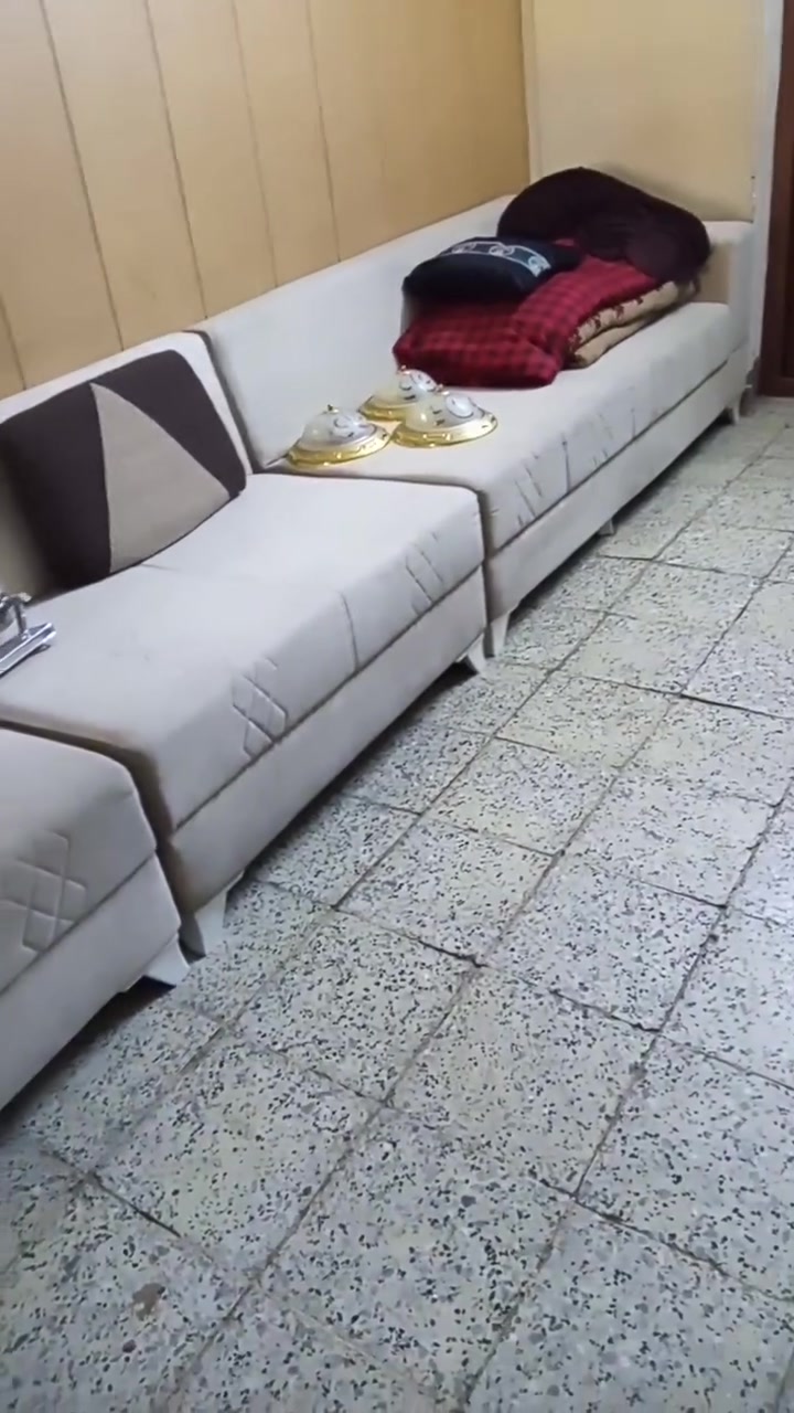 السلام عليكم عندي قنفات للبيع السعر ١٥٠ بغداد حي الجامعه هاتف *********** عندي وتساب
