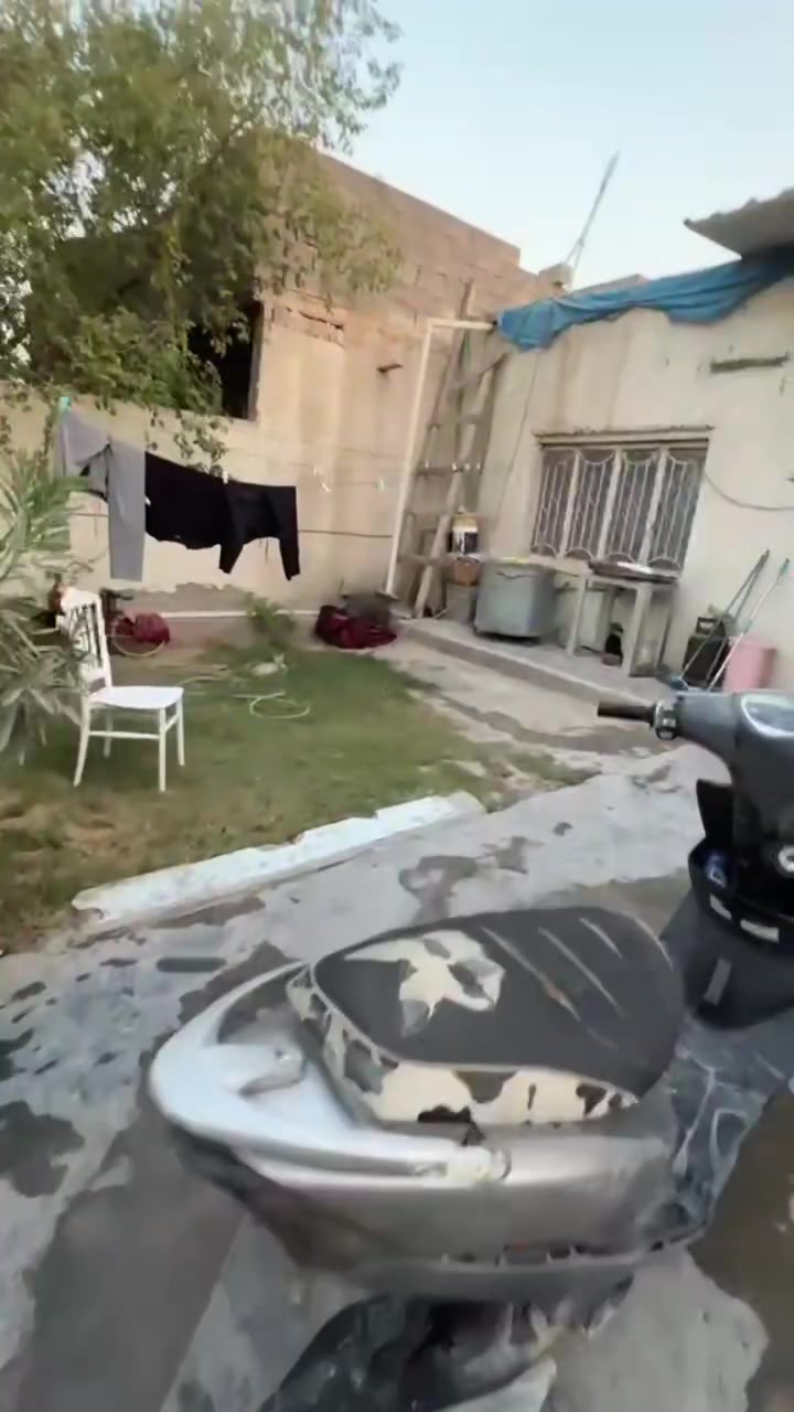 السلام عليكم بيت للبيع المساحة  200م في مجمع فدك  قرب الصبات مال الرئاسة  يحتوي على غرفتين نوم  و صالة و استقبال و مطبخ  السعر خاص للتواصل على هاذة الرقم ***********
