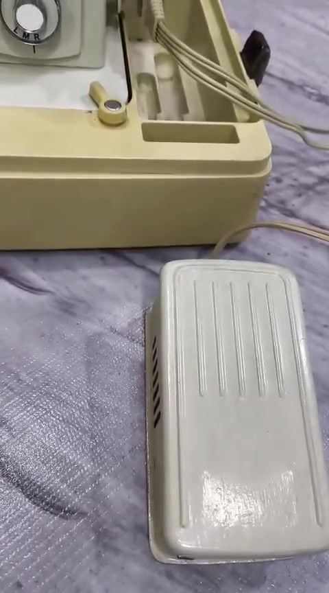 السلام عليكم عدنه هاي المكينة أصلية الباب الأول مال اورزدي لبيع كلش نظيفة وجنطتها موجودة الي يشتري خاص او الاتصال *********** مع التقدير
