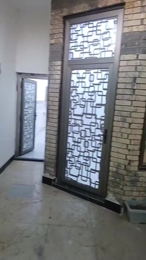 بيت للايجار القبله شارع المدارس قريب على سوك المصطر طابق الارضي غرفه وصاله وستقبال سعرالايجار550 شامل الماء والكهرباء ونت***********
