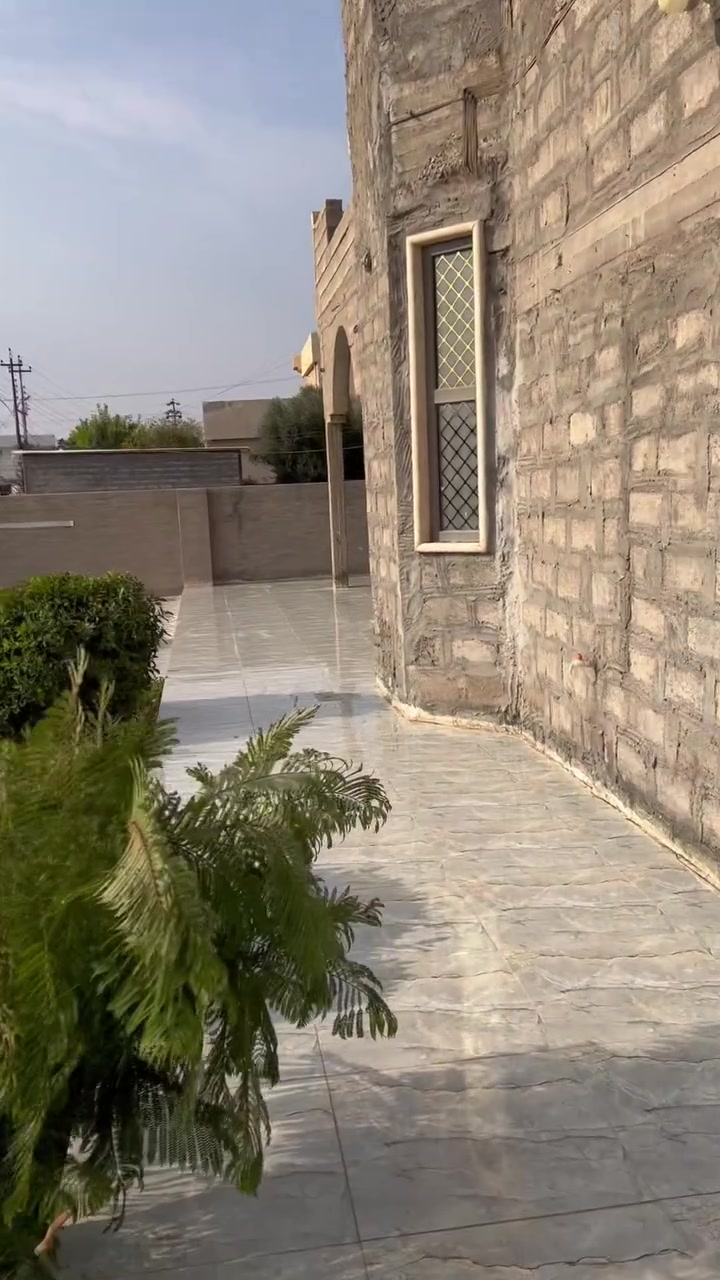 السلام عليكم
للبيع بيت طابو زراعي بسمي تحويل مباشر مساحة الأرض ٦٥٠ متر مساحة البيت ٢٥٠ متر الطابق الأول( ربعه + غرفتين + هول + مطبخ + مطبخ حراري + موزع + قاطع مكون من حمام وصحيات ) الطابق الثاني ( غرفتين + موزع + بلكونه ) مطبق سيراميك وجاهز باقي فقط الواجه المشتري يشتغلها حسب ذوقه والحديقه بالصور شوف العين بيت راقي وبناء حديث . جيران راقين ومحترمين لان العرب كالو اشتري الجار قبل الدار والأسواق تبعد عنه ١٥٠ متر والمدارس تبعد عنه ٢٠٠ متر تبليط من تطلع من باب الحوش وقريب على جامعة تكريت تكدر تروحلها مشي الموقع العلم الحاوي الناحية القديمة( البيت فله مصغره ) 
اتصل  / *********** و ***********
