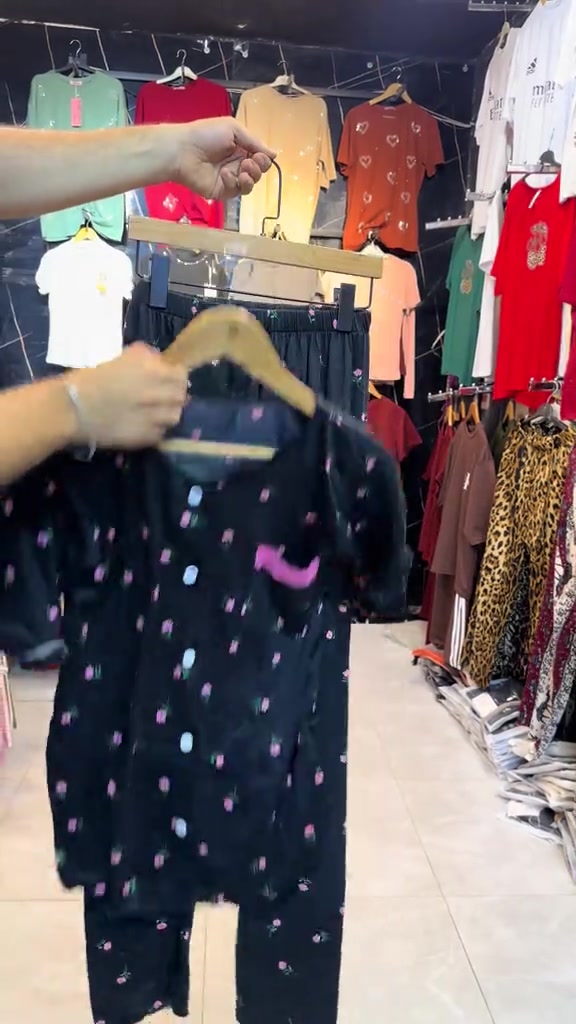 أسلوب أنثوي ناعم 🌸 خليكِ ملكة بيتك! 🌸 فساتين منزلية بألوان حالمة وخامات ناعمة تلامس بشرتك اطلبي الان عبــــر مراسله الصفحه 💌 او مراسله⁨ ‭***********‬ واتساب يوجد توصيل لجميع انحاء العراق #العراق#ترند#مشاهير_العراق#اكسبلور_فولو#تراك
