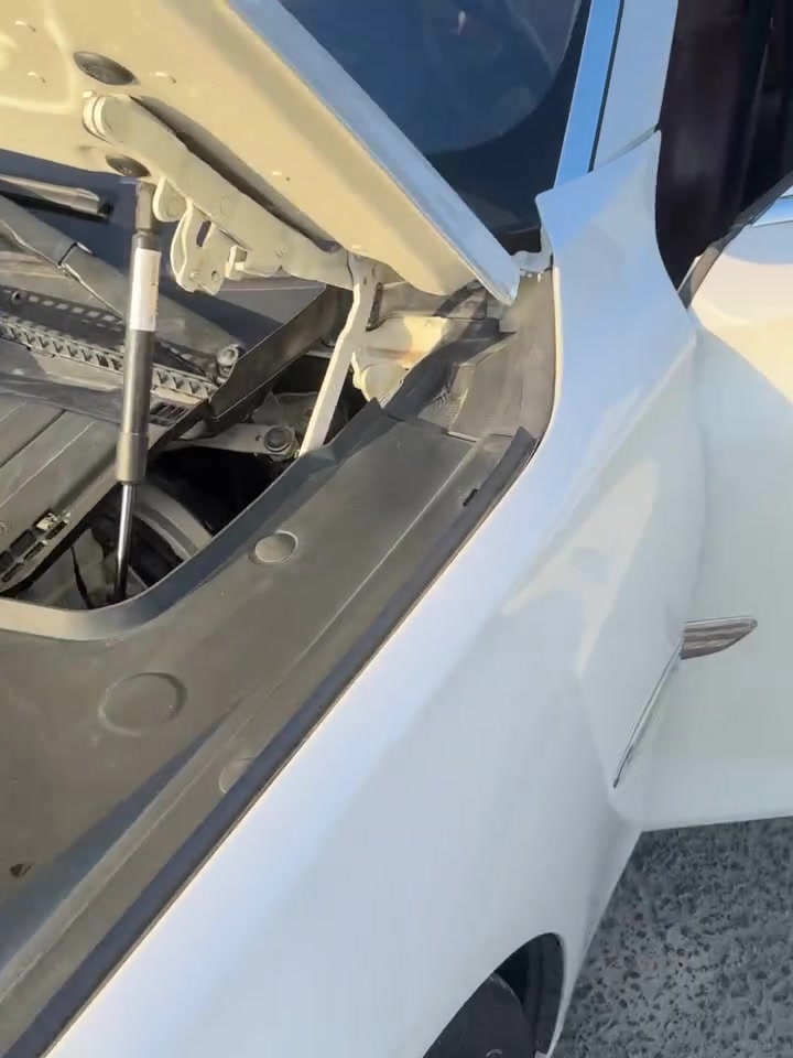 السلام عليكم   
                            BMW F02 2012 750Li ادوات 
لون ابيضّ لؤلؤي ماشية 98 الف كيلو جديدة زيرو ⚪️
أتحدى العراق إذا اكو هيج نضافة بهيج سعر 
مكينة وكير  وكهربائيات كفااالة شرط 
تخم ويل 2014 وتخم تاير  جديد وباتري kgm جديد توني شاد
تبريد ثلج امامي وخلفي 
صدر امامي  توني شادة والخلفي بلادي جديد 
السيارة بالواقع احلى بألف مرة من الكامرة للعلم ما بولشه ابداً
المواصفات من لباچر ما خلص بس لليحب تفاصيل 
1.داخل ماروني   بلادي 📌 نضافة 100%1000
2.كشنات امامي تدفئة و تبريد وميموري ومساج 💆🏻
3.كشنات خلفية متحركة و تبريد تدفئة ومساج وميموري
4.نظام صوت HARMAN KARDON LOGIC7 هارمن كاردون مرعب 
5بلوتوث واوكس  وسيدي تشنجر و DVD حتى كاسيت😂
6. شاشات خلفية بلادية تحكم بالروموت 
7. خمس كامرات 
8.حساسات PDC  شغالة مع كامرة خلفية 
9.مري شفط 
10. بيبان وصندوق شفط 
11.خمس برات 
12. خمس  وضعيات قيادة سبورت بلاس وكومفورت  وايكو بلاس والخ ..
13.فتحة سقف 
14. نضام زنون عالي ناصي ب250 دولار لان البلادي مو قوي 
وبعد كلش هواي تفاصيل بس ذكرت المهمات 
🔴نقوصاته حشاكم چوبلس خلفي السكن  من تضل واكفة  تلاثة اربعتيام ينزل بس  اطبك يوم يومين ما ينزل ABS بيه مشكلة مشغل العلامات بالدشبول كلهن بس انته تاخذه صافية 100‎%‎100 وبيه چبنة التوربات مال گير تذب دهن غير تعاتبني وللعلم غير الABS لأن ظاهر عادي اغلس بس انا اريد اطي الصافي ليش تخابرني ها وها هاذ البيه تريد انا اكمله تريد انته مو مشكلة 
أعيد واكرر ادوات السيارة بالكارتون 
السعر 120 وبيه مجال للطيبين 
عنوانه بصرة معقل 
هـ *********** اتصل وتشلع عيني
