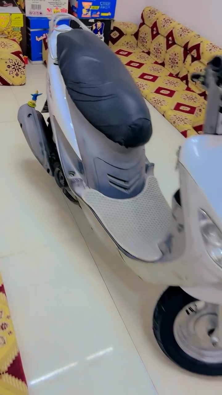 سلام عليكم دراجه للبيع ماكس قجمه مفتوحه مره وحده شرط الفحص مكينه ناعمه دراجه كلشي شغال بيه  ويلات نجمه شادله  مكانه 
 السعر 850 وبيه مجال البصره تنومه شط العرب الرقم ***********
