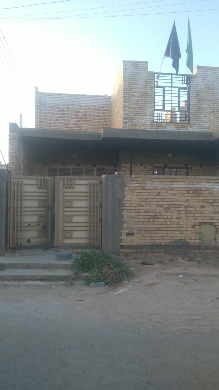 سلام عليكم عندي بيت للبيع مساحته ١٥٠ متر مربع طابق ونص الطابق الول بي غرفتين واستقبال ومطبخ وصاله وطابق اثاني بي غرفتين بس ماكاملات بس مبنيات مكانه بسكلات ال ١٥ قريب علمستوصف لبيت ركن اي استفسار اتصل ع ***********
