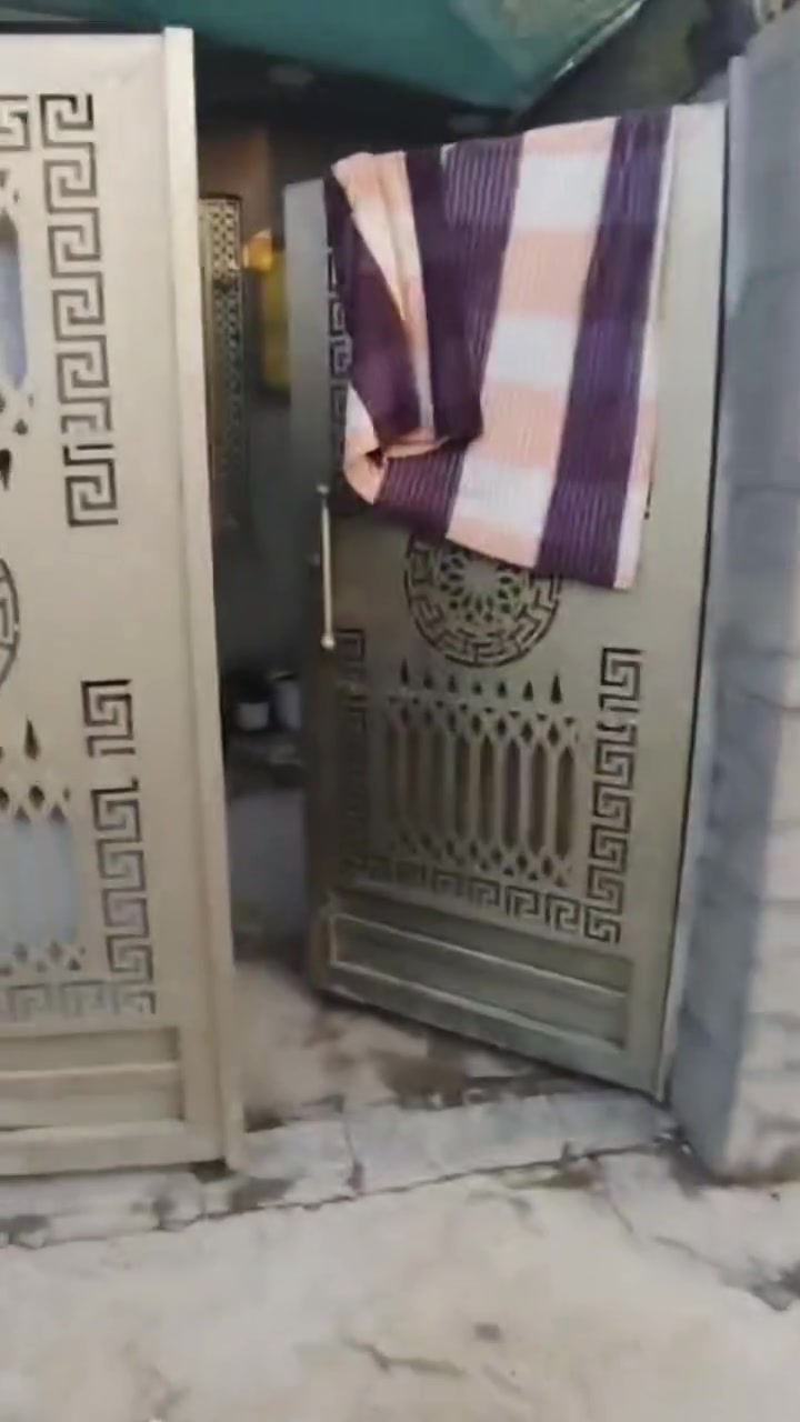بيت طابو زراعي سند 25 بناء حديث صارلة شهرين
المساحة 100 واجهة 5 نزال 20 
البيت غير كامل بي نواقص بسيطة جاهز للسكن ماء كهرباء مجاري شغل درجة اولى
المكان الطينية قرب شارع 100 
السعر 68 وبي مجال للتواصل
***********
