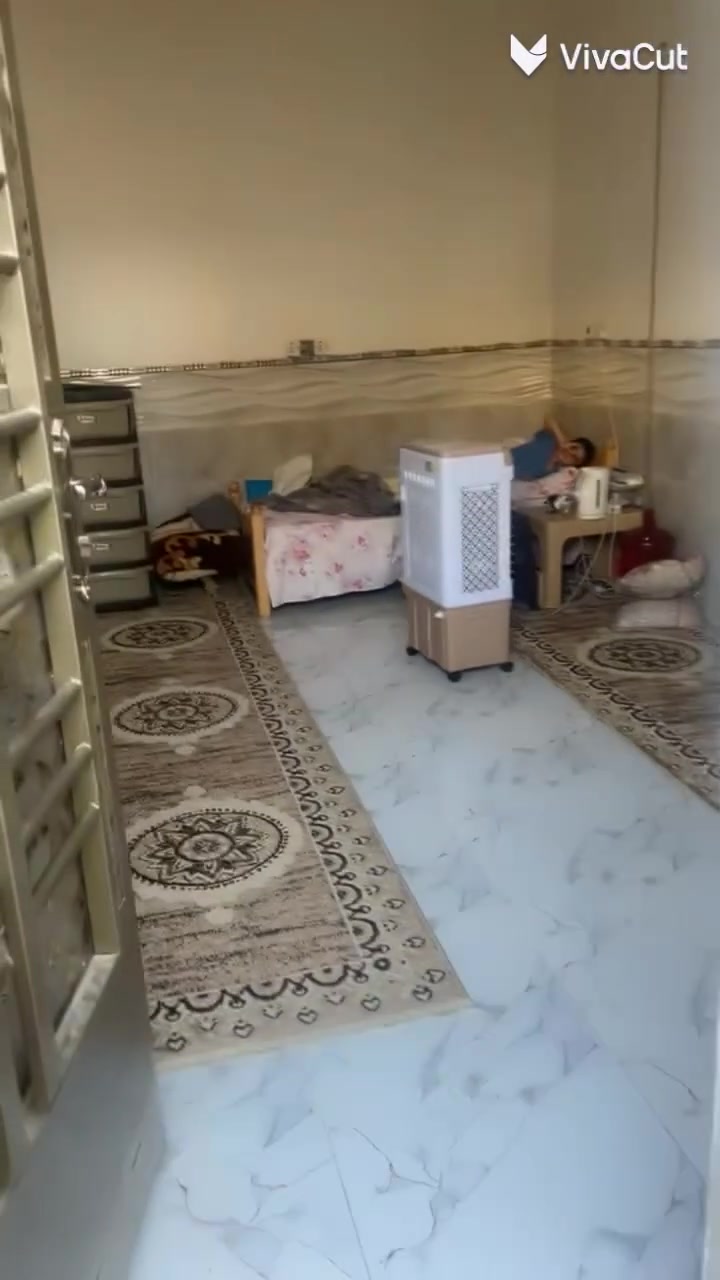بناء حديث طابق ونص    مساحه ٨٥
واجهه ٦ ونزال ١٤ 
مدخلين 
حي الكوفه  خلف ملعب 
سعر ٧٣
***********
