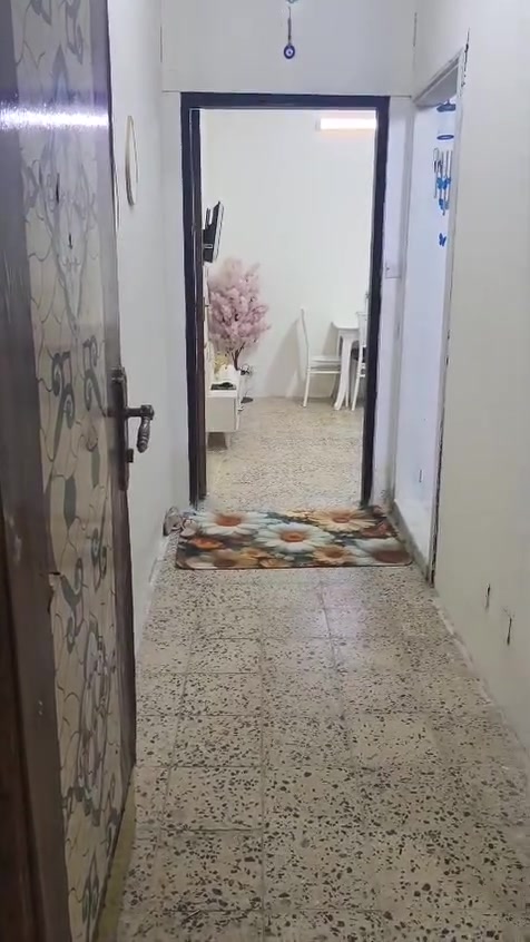 السلام عليكم من رخصة الادمن لي شقه بمجمع القعقاع ارضي قريبه من المدارس والسوك ونظيفه وسعر مناسب ومن صاحبها الاصلي للاستفسار على الرقم *********** /*********** وان شاء الله خير .
