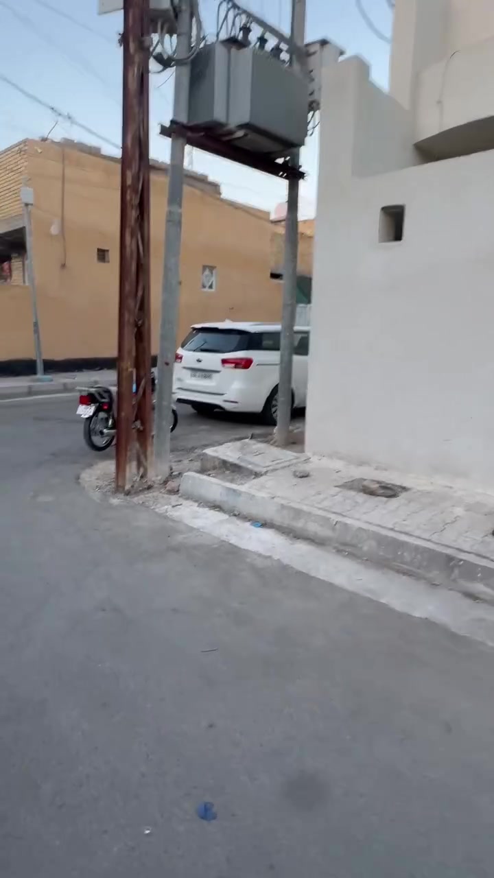 دار سكن للبيع المساحه ١٧٠متر ركن 
العنوان كوت الفلاحيه خلف شارع٣٠مباشرتاً قرب المدرسه الصينيه يتكون الدار من غرفة نوم+صالة كبيره+استقبال+مطبخ حار و بارد+صحيات خارجيه و داخليه
السعر١٢٥ 
للاستفسار 
***********
