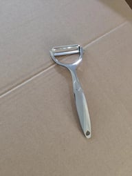 Ergonomic handle design of dual-purpose vegetable peeler and knife