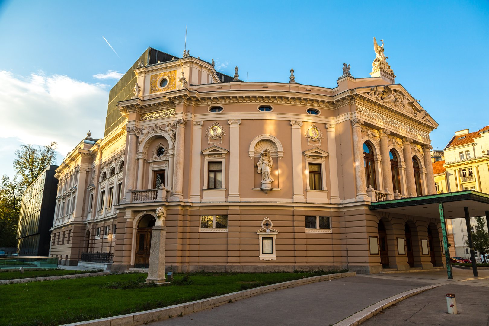 Free Tivoli Park & Castle Hill Tour Ljubljana5