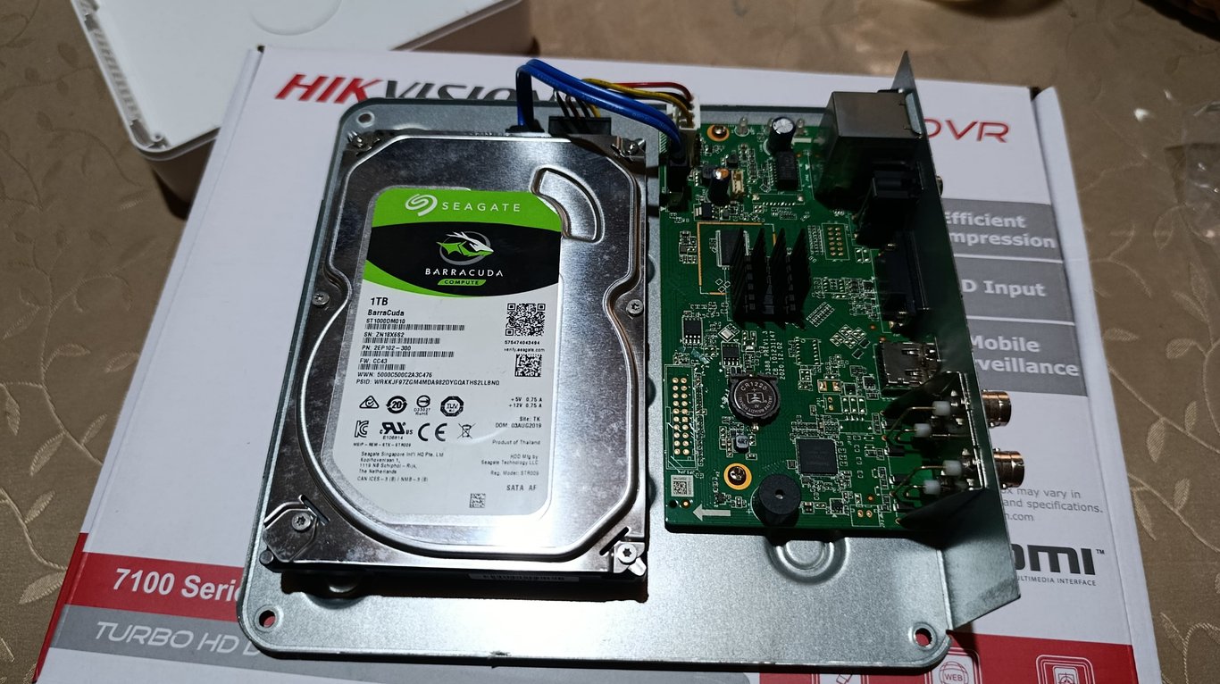 DVR Hikvision de 4 canales (En funcionamiento), con disco duro de 1TB Seagate Barracuda + 1 cámara Hikvision (se desconoce su funcionamiento) + 2 UPS (Se desconoce su funcionamiento).
