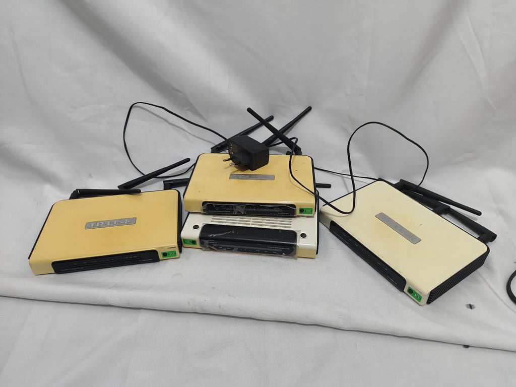 4 Routers TP-LINK (se desconoce el funcionamiento de todo)