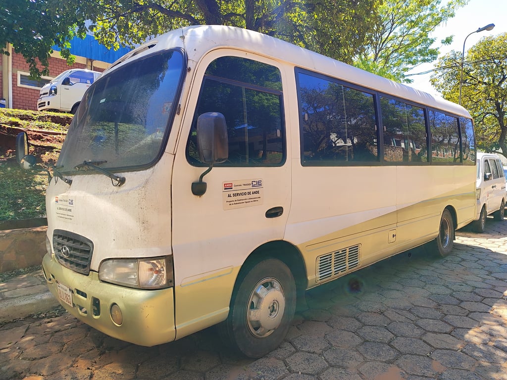 HYUNDAI COUNTY/2000 TIPO BUS, AÑO 2000, COLOR BEIGE (16 p.). Ubicación: Luque.