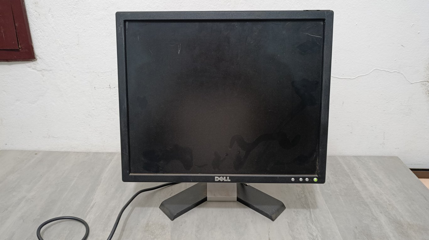 3 monitores DELL, en el estado en que se encuentran