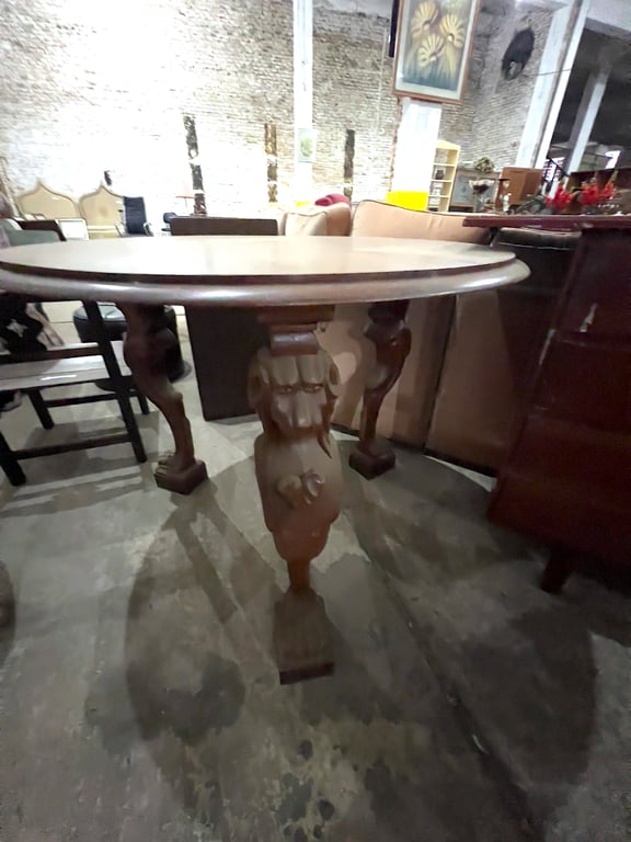 Mesa redonda de madera maciza con molduras