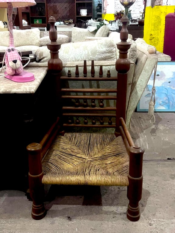 Sillón / silla de madera maciza con asiento de fibra
