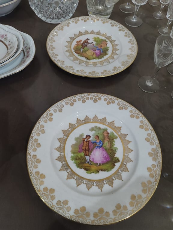 Par de platos decorativos en porcelana 