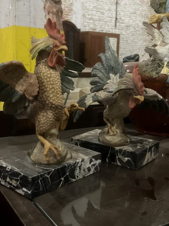 Esculturas decorativas/ figuras de gallos. Base de mármol