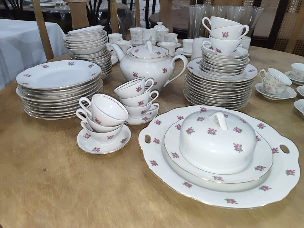 Juego de té y vajillas en porcelana 