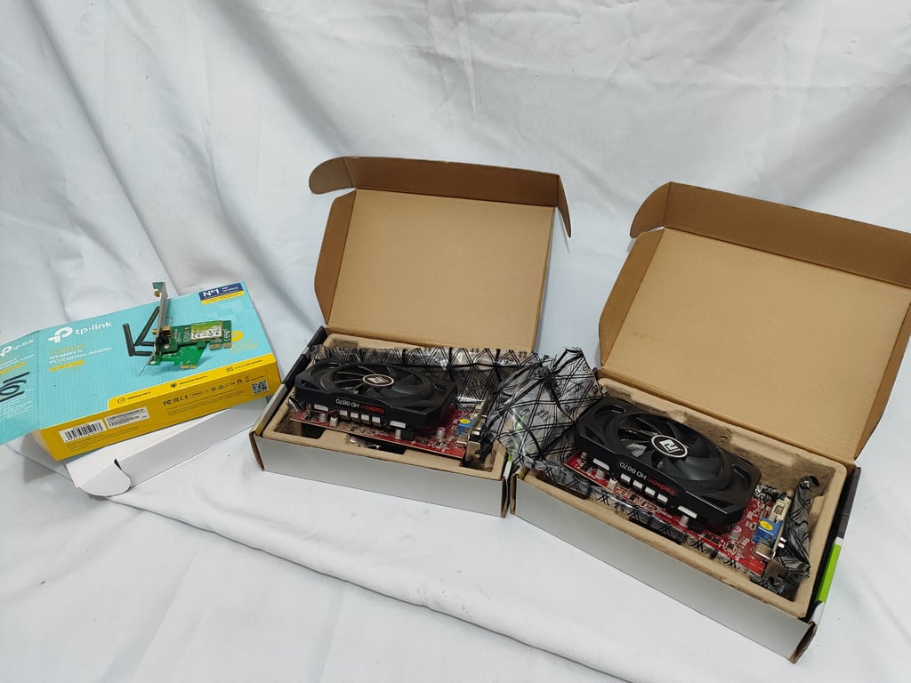 2 aceleradores graficos radeon 1gb + 1 Tarjeta WIRELESS TP-LINK  (se desconoce el funcionamiento de todo)