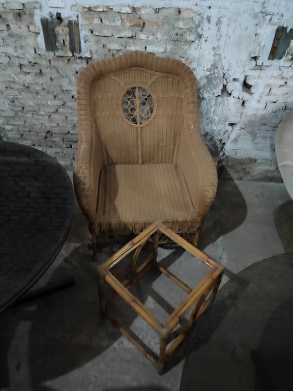 Sillón de mimbre, sin almohadones + mesita de mimbre sin vidrio