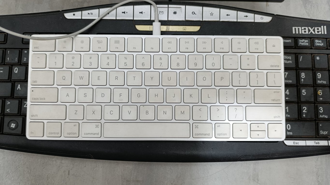 Teclado bluetooth apple + cable *En funcionamiento 