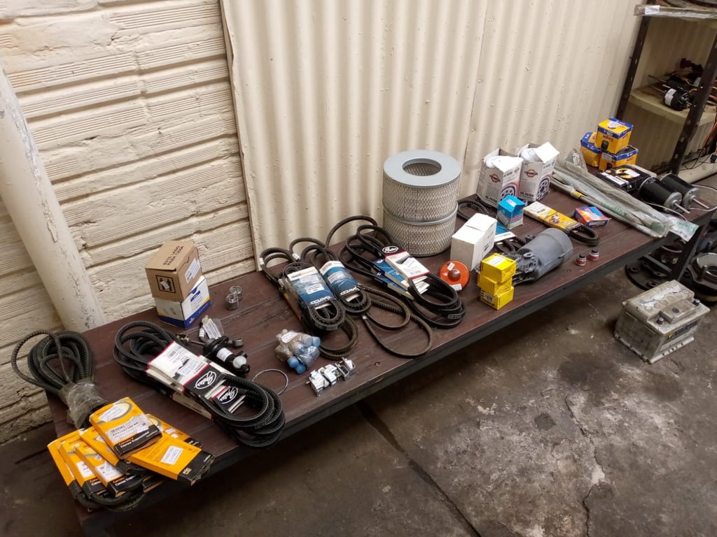 Gran Lote de Componentes Mecánicos y Eléctricos Automotrices. Sistema de Embrague y Transmisión. Motor y Filtración. Frenos y Dirección. Sistema Eléctrico y Luces. (Líneas pesadas y comerciales: Ford, Mitsubishi, Mercedes-Benz.Líneas livianas y pickups: Toyota, entre otras. Componentes universales de alta demanda).