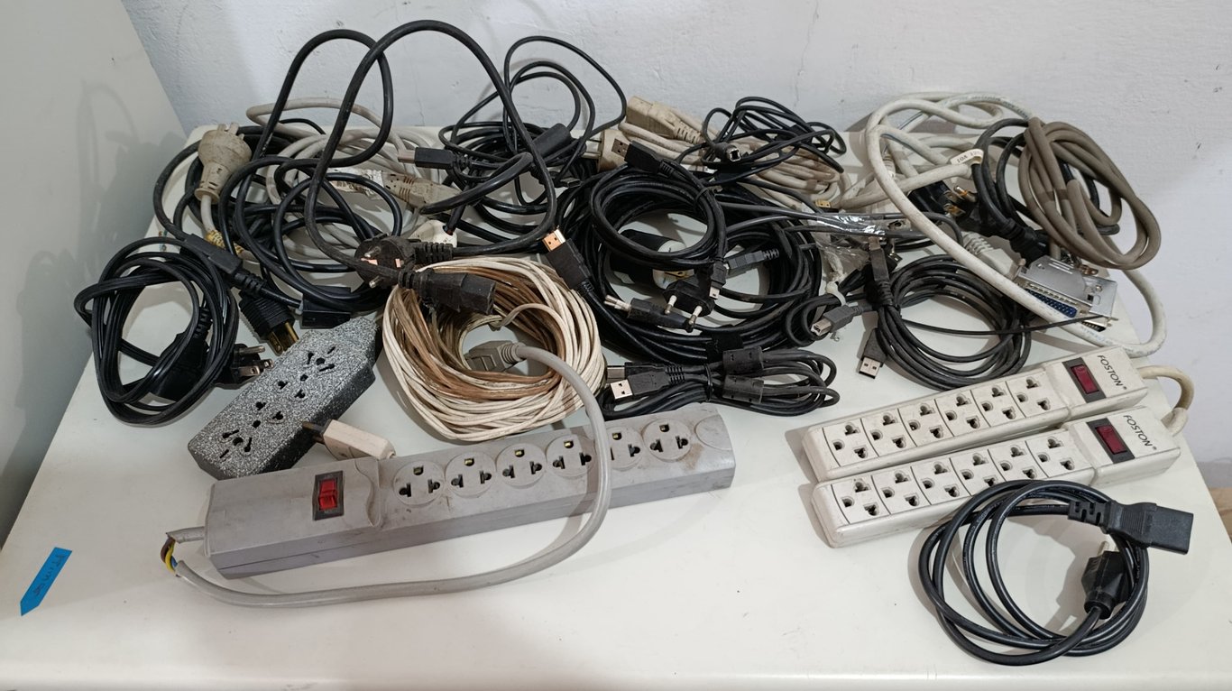 Zapatillas y cables varios * Se desconoce el funcionamiento