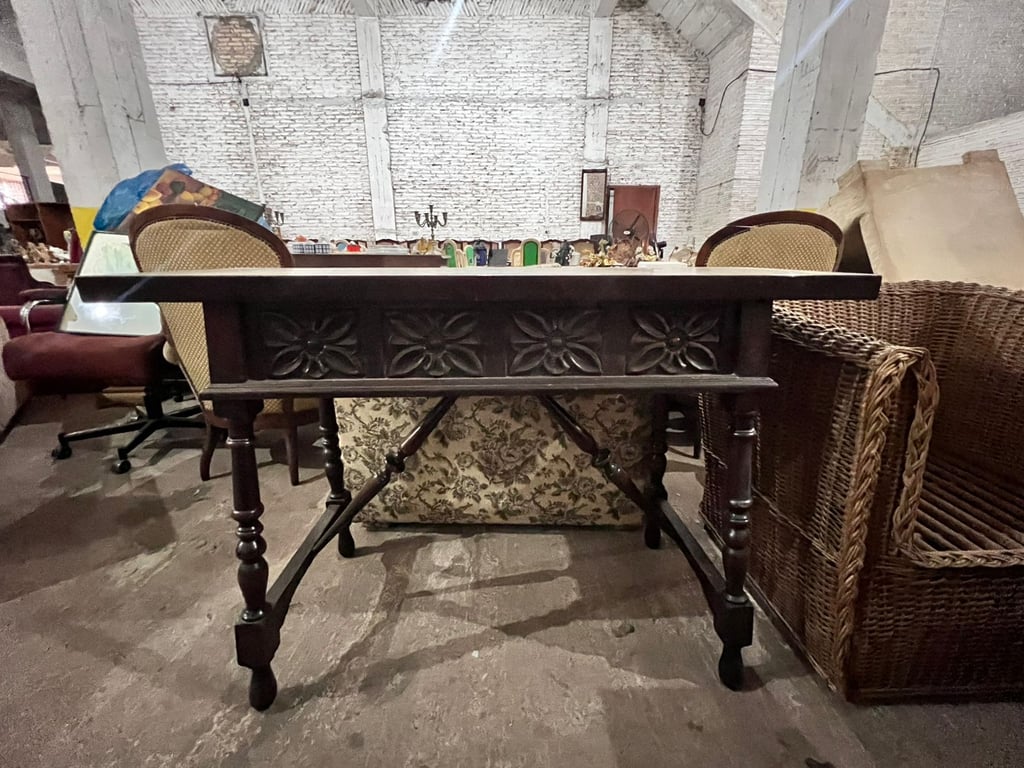 Consola de madera tallada, cm. 39 prof. * 118largo * 81 alto